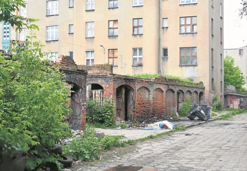 Scenariusz jest zawsze podobny: przychodzą we dwóch, stają w...