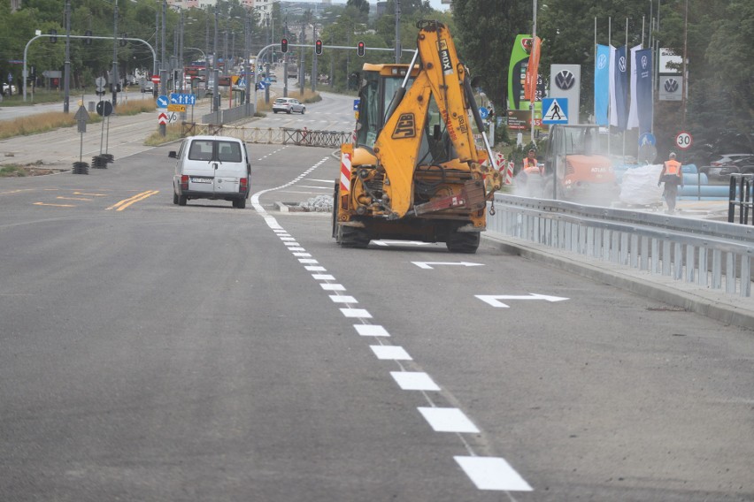 Zaczęło się malowanie pasów na jezdni nowego wiaduktu.