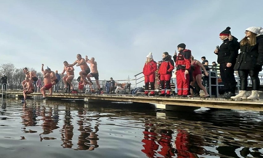Radomskie Morsy pożegnały stary rok zimną kąpielą w zalewie na Borkach. Były kolorowe czapeczki i dobre humory. Zobaczcie zdjęcia