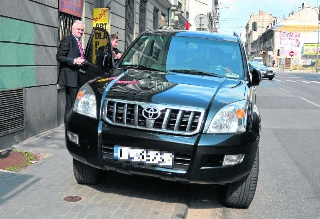 Poseł Godson postawił swoją toyotę w miejscu, gdzie obowiązuje zakaz zatrzymywania się i postoju...