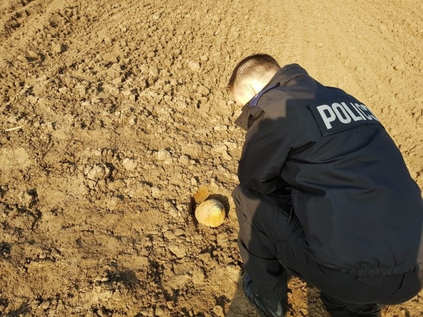 Policjanci z Przemyśla zabezpieczali miejsce odnalezienia...