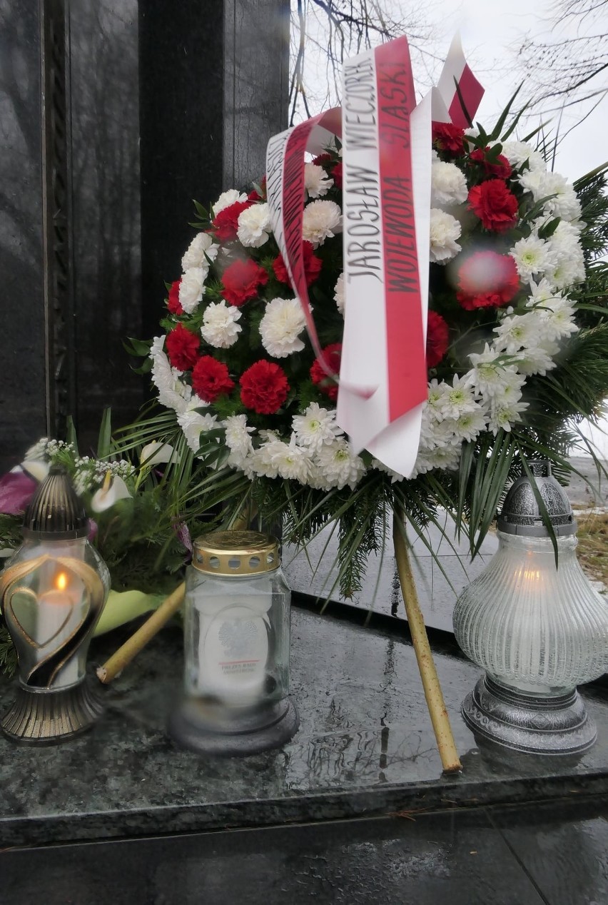 Składanie kwiatów pod tablicą upamiętniającą tragedię w MTK