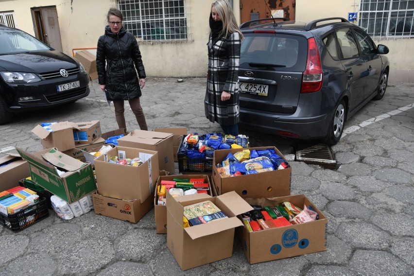 Udana zbiórka w sklepach "Społem" w Kielcach dla Ukrainy. Dary już w sztabie "Echa Dnia" i u potrzebujących