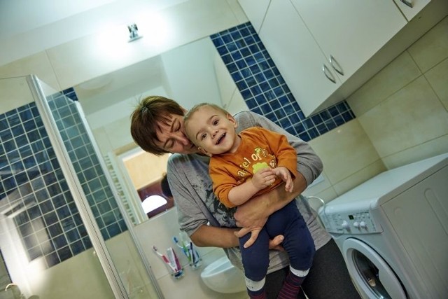 Adaś (na zdjęciu z mamą) już wypróbował, jak się myje w nowej łazience rączki
