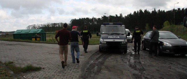 Policjanci, którzy przyjechali na wysypisko w Nowym Świecie spisali kierowców G.O-Tech. Jeden z nich powiedział, że odpadki medyczne wozi także na Śląsk.