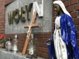 Policja szuka świadków znieważenia Krzyża Wołyńskiego na Starym Cmentarzu w Słupsku