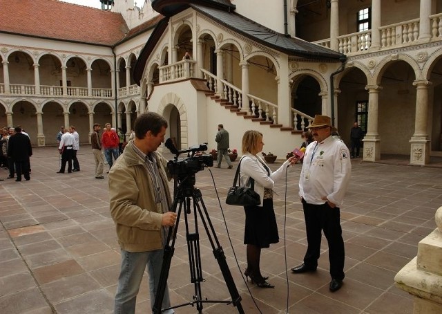 Ekipa telewizjna w trakcie pracy.