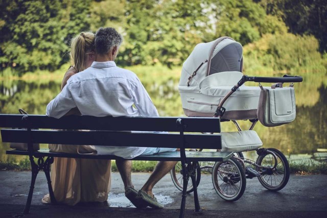 Nowy członek rodziny, jeszcze na długo przed swoimi narodzinami, staje się oczkiem w głowie mamy i taty. Dlatego też rodzice skrupulatnie przygotowują swoje otoczenie do pojawienia się w nim malucha.Lista potrzebnych produktów dla dziecka jest długa. Czego nie może na niej zabraknąć?Sprawdź listę zakupów przyszłych rodziców, klikając w kolejne slajdy >>>