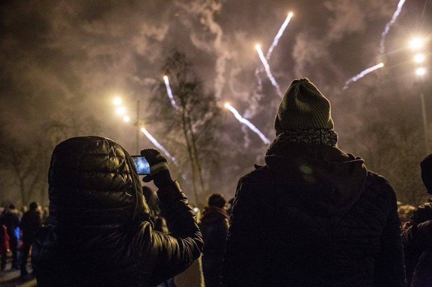 Przywitali Nowy Rok 2017 we Władysławowie. Były fajerwerki i życzenia od burmistrza | ZDJĘCIA