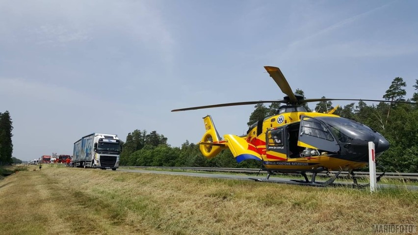 Wypadek na autostradzie A4. Samochód wypadł z drogi, jedna osoba ranna. Lądował śmigłowiec LPR