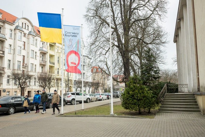 Flaga Ukrainy uszyta i zawieszona przez zespół Teatru...
