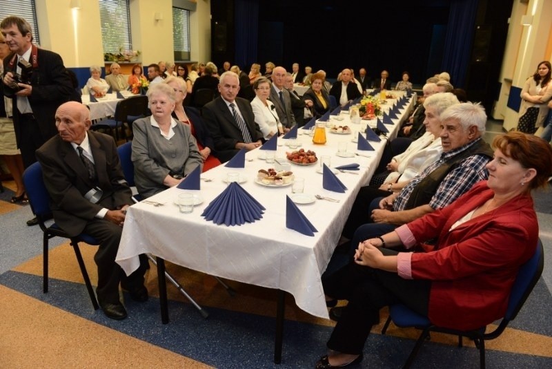 Gratulacje składał jubilatom Tadeusz Czajka, wójt gminy...