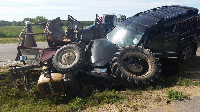 Tak wyglądał samochód Włodzimierza Cimoszewicza oraz ciągnik po wypadku.