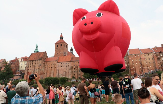 Tysiące mieszkańców miasta i okolic bawiło się na pokazach balonowych nad Wisłą w Grudziądzu