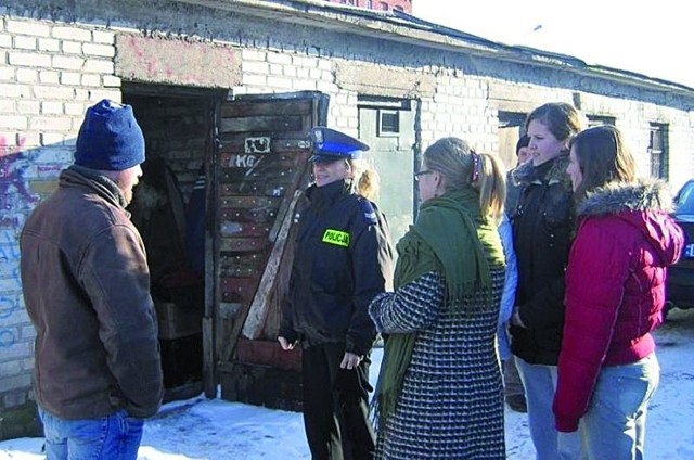 Zambrowscy uczniowie, podobnie jak łomżyńscy koledzy, wyszukują z policją potrzebujących bezdomnych