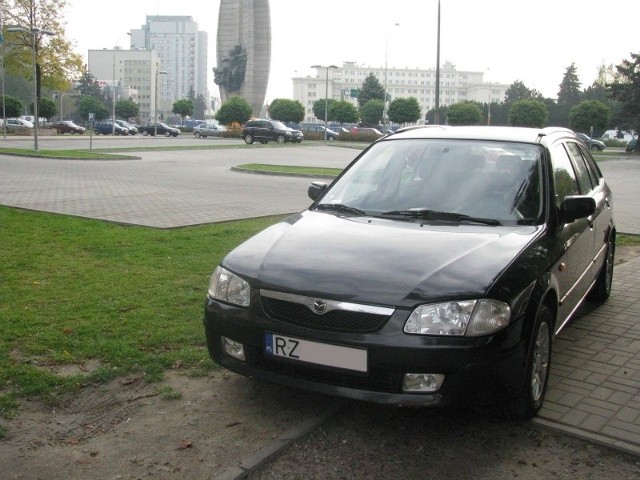 Miejsce poza parkingiem wybrał także kierowca tej mazdy.