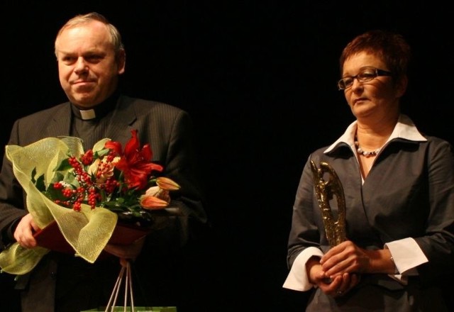 Zofia Łachut i ksiądz Stanisław Słowik, dyrektor Caritas Diecezji Kieleckiej podczas wtorkowej uroczystości.