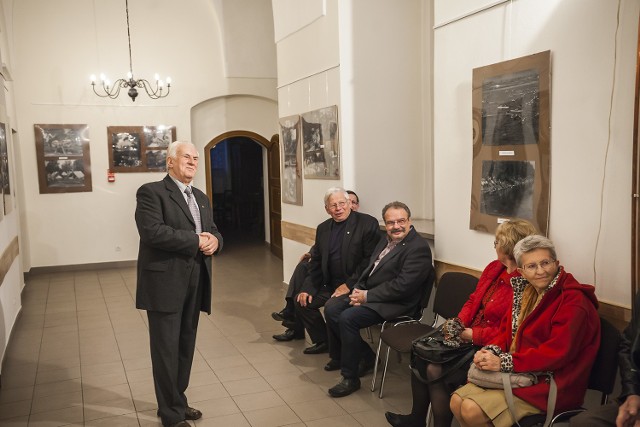 Na wernisażu Jerzy Głowacki wskazywał najciekawsze ujęcia.