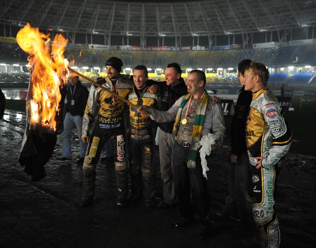 W październiku 2009 roku cała żużlowa Polska śledziła to, co działo się w Zielonej Górze przy okazji pierwszego finałowego meczu w ekstralidze, w którym Falubaz mierzył się z Unibaksem Toruń. Gospodarze toczyli heroiczną walkę z niesprzyjającymi warunkami atmosferycznymi i przygotowaniem toru do wyścigów.