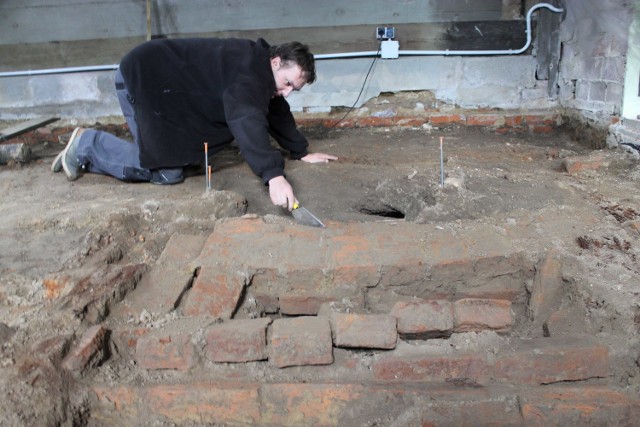 Pod warstwą ziemi w nawie archeolog Paweł Rozwód natrafił na ludzkie szczątki.