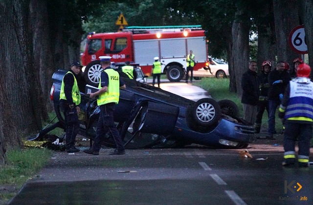 Na miejscu pracują strażacy, policjanci oraz prokuratura. Z wstępnych ustaleń wynika, że kierujący samochodem marki Daewoo Nubira wjechał do rowu i uderzył w drzewo. Droga jest nieprzejezdna.