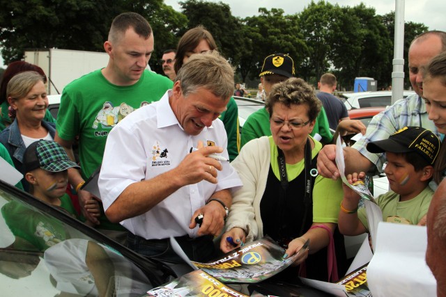 - Autografy? Jak ludzie chcą, to trzeba dawać! Gorzej, jakby nie chcieli - mówi Andrzej Huszcza, legenda Falubazu. I zapewnia, że w Porcie 2000 będzie coś ciekawego dla dorosłych i dla dzieci.