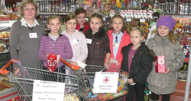 Silna ekipa wolontariuszy buskiej "trójki" - pod opieką Jadwigi Nowak - kwestowała w markecie Zenit.