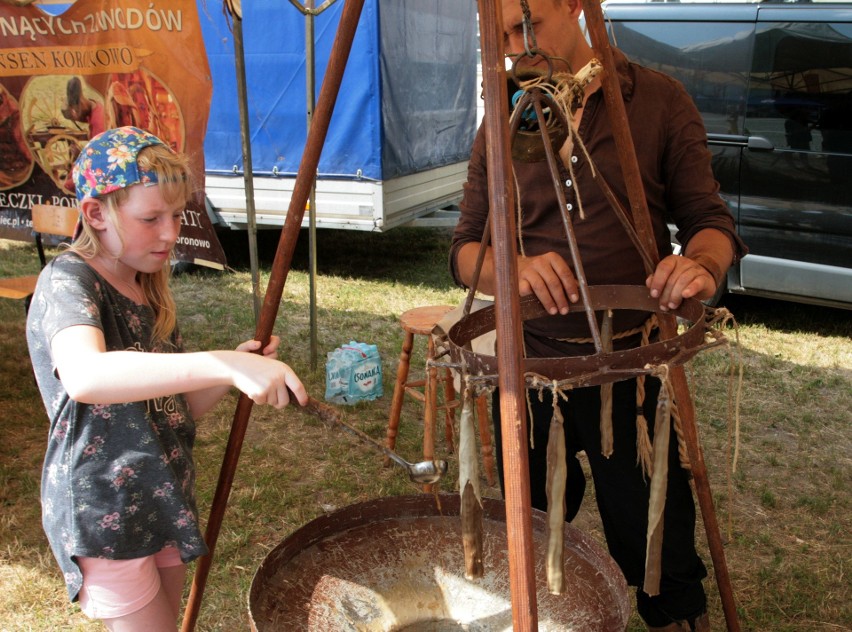 Piknik historyczny na Mieście Kazimierzowskim. Strzelały armaty, trwały pojedynki rycerskie, bito monety