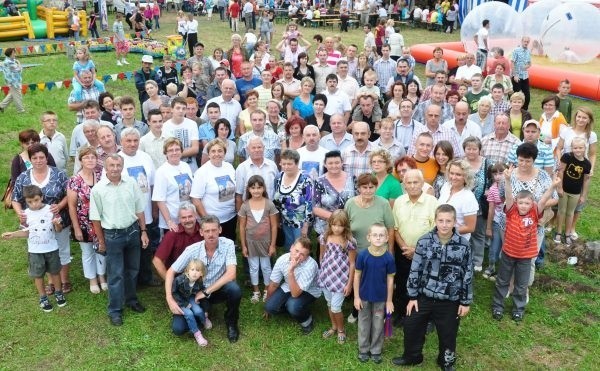 W ciągu ostatnich  lat wiele się w Dębiu zmieniło. Zagospodarowano m.in. ogród farski, w którym od soboty bawią się parafianie.