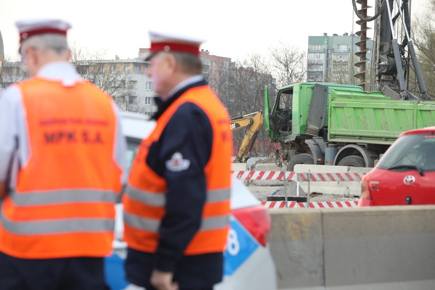 Poważny wypadek w Krakowie. Ciężarówka zderzyła się z tramwajem