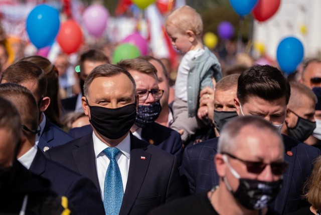 Nad nowymi przepisami ws. wcześniejszych emerytur od jakiegoś czasu pracuje ekipa prezydenta Andrzeja Dudy. Będzie to rewolucja emerytalna, a przepisy pozwolą przejść na emeryturę na nowych warunkach.