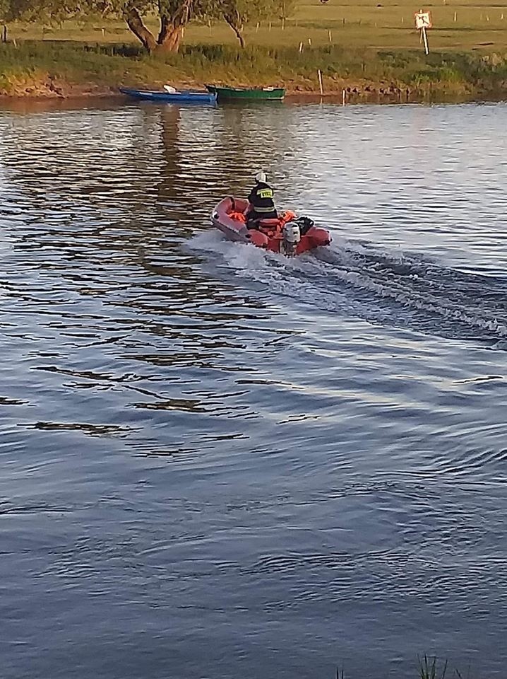 Zwierzę wpadło do rzeki po przeciwnej stronie Santoka. Od...