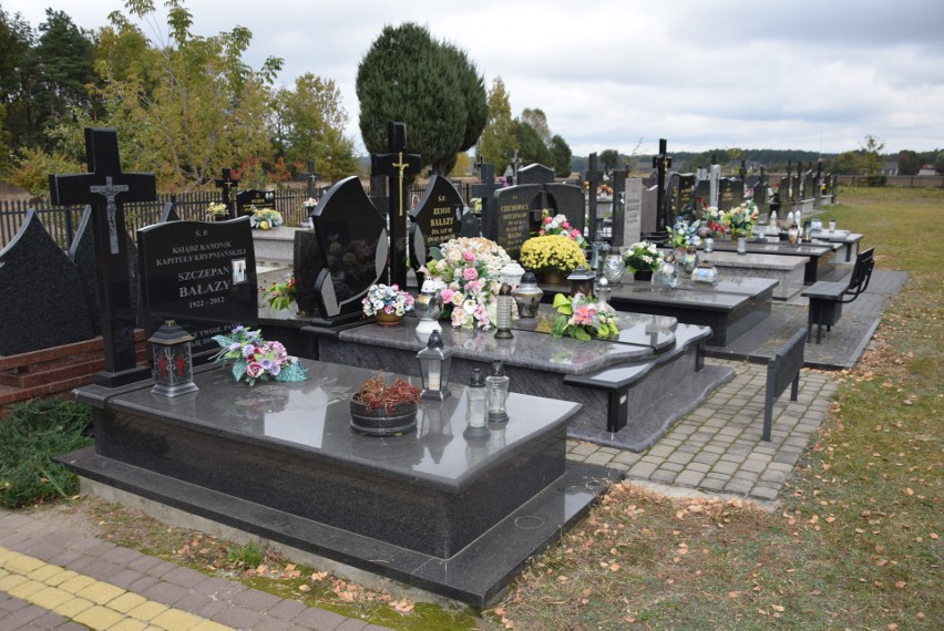 Cmentarz w Kamiance w gminie Rzekuń tuż przed Dniem Wszystkich Świętych 2021. Zdjęcia