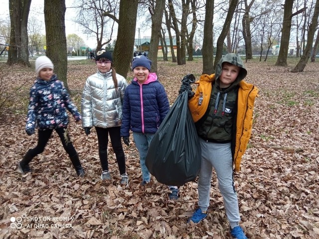 Międzynarodowy Dzień Ziemi w szkole w Motkowicach. Uczniowie posprzątali teren parku i stworzyli wystawę prac.