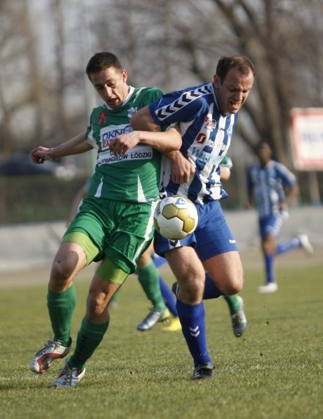 Ireneusz Gryboś, napastnik Stali Sandeco, walczył na całej szerokości boiska.