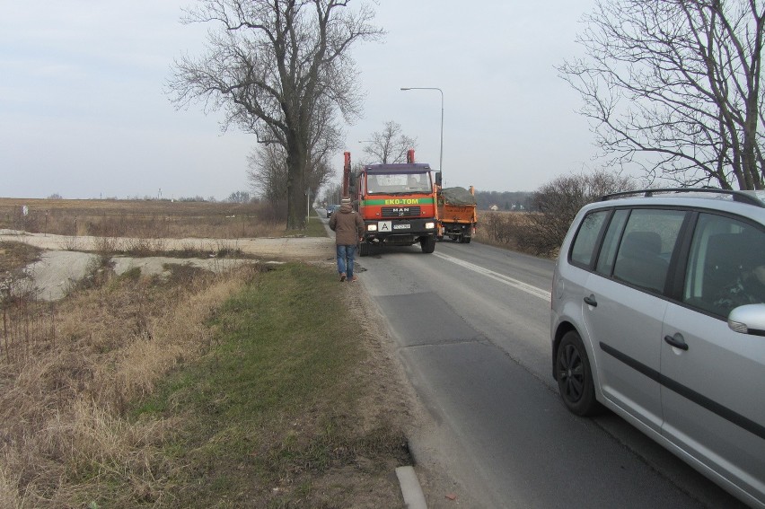 Morasko: Ciężarówki mijają dzieci o kilka centymetrów