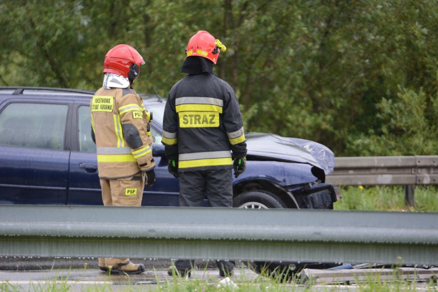 Poważny wypadek na "średnicówce" w Grudziądzu. Zderzyły się dwa samochody. Dwie osoby zostały ranne[zdjęcia]