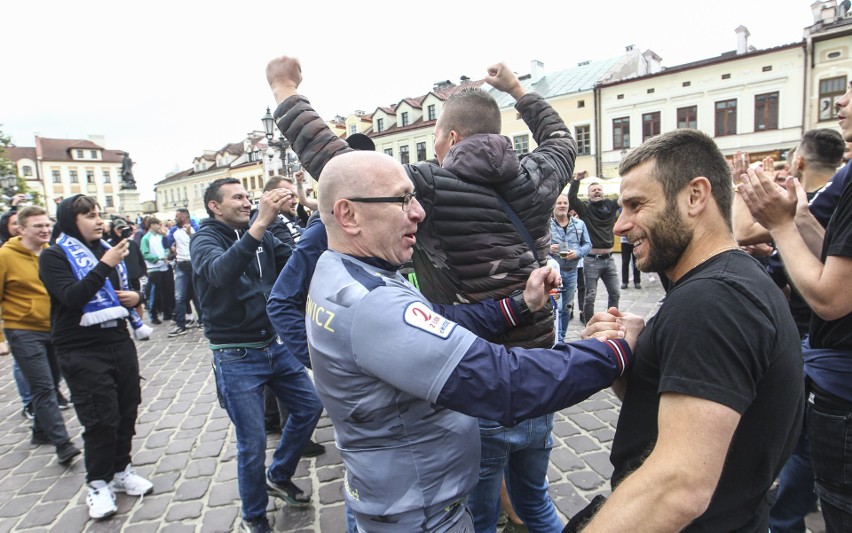 Wielka feta na rzeszowskim Rynku! Kibice Stali Rzeszów świętują awans do Fortuna 1 Ligi [ZDJĘCIA]