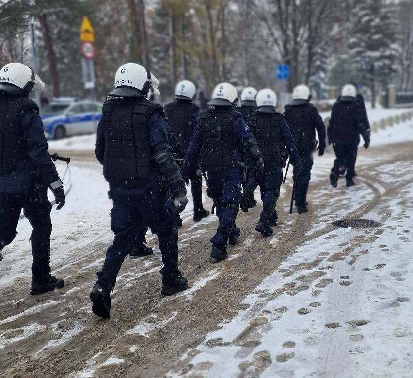 Ćwiczenia policjantów na lodowisku w Nowym Targu