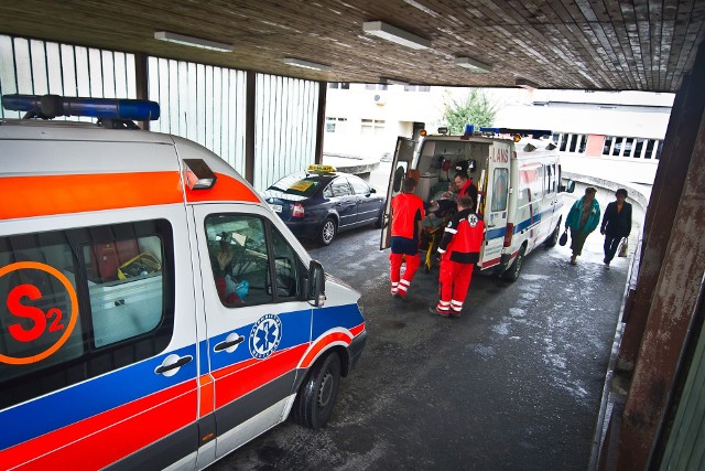 Pobity 16-latek trafił do szpitala. Chłopak ma wstrząśnienie mózgu i pękniętą kość twarzoczaszki