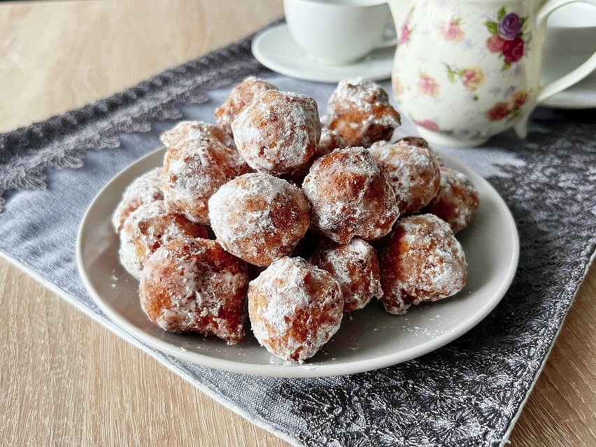 Tak pyszne, że znikają w mgnieniu oka. Mini pączki serowe to...