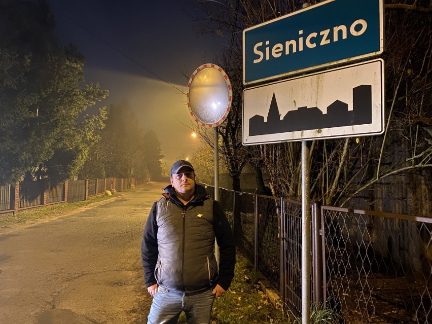 Grupy członków straży obywatelskiej z Sieniczna patrolują...