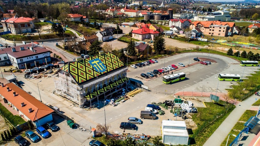 Barwny dworzec autobusowy w centrum Wieliczki walczy o ogólnopolski tytuł „Modernizacji roku”