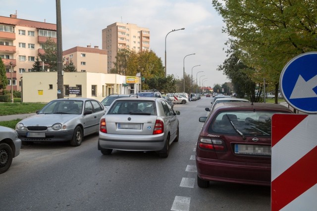 Przy ul. Miłkowskiego wyznaczono dodatkowe miejsca parkingowe. Mimo to kierowcy zostawiają auta po niewłaściwej stronie jezdni
