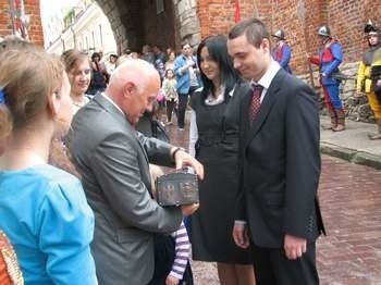 Burmistrz Jerzy Borowski wręcza studentom klucze do miasta.