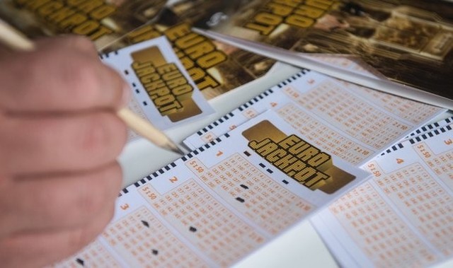 Losowania Eurojackpot odbywają się w każdy piątek między godziną 20.00 a 21.00 i są retransmitowane na stronie Lotto. W losowaniu 16 listopada szczęśliwiec może wygrać nawet 390 000 000 złotych (90 milionów euro)! To rekordowa kumulacja! Zobacz wyniki losowania Eurojackpot z 16.11.2018.