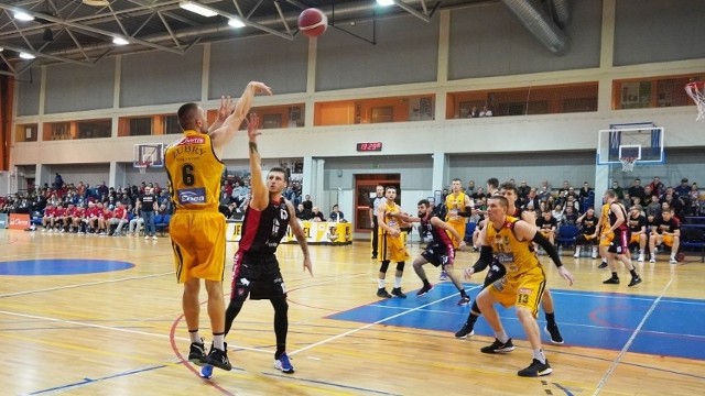 W weekend oba nasze zespoły Żubry Chorten Białystok (żółte stroje) i Tur Basket Bielsk Podlaski (na czarno) odniosły  zwycięstwa