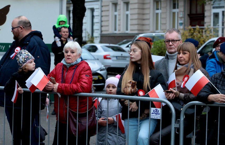 Obchody Narodowego Święta Niepodległości na placu Szarych Szeregów w Szczecinie. Kwiaty z wojskową asystą [ZDJĘCIA]