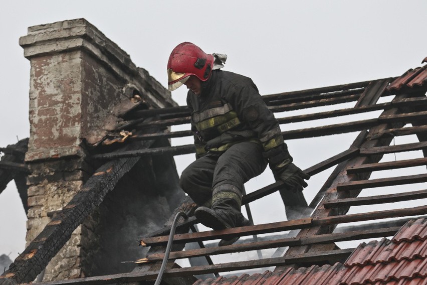 Pożar domu w Kiełpinie. Podczas akcji mogło dojść do wybuchu [ZDJĘCIA]