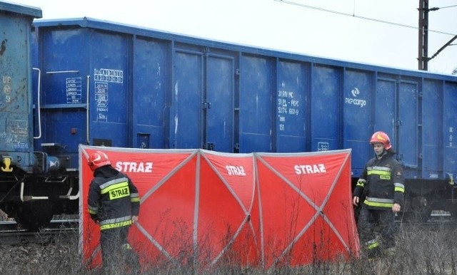 Do tragicznego zdarzenia doszło w środę około godziny 9.40 na niestrzeżonym przejściu przez tory kolejowe na wysokości stadionu przy ulicy Aleja Jana Pawła II.